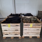 Partij regenjassen, rokken, broeken en diverse kleding