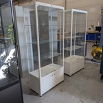 2x Vitrinekast