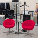 2x Ontvangststoel met bijzettafel en 2x kapstok