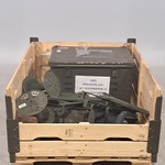 Projector in transportkist en diverse metalen onderdelen
