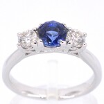 Gouden ring met natuurlijke diamant en een blauwe saffier