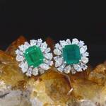 Witgouden oorbellen met natuurlijke diamanten en smaragden