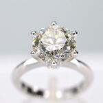 Witgouden ring met een grote briljant geslepen natuurlijke diamant van