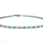 Witgouden tennisarmband met natuurlijke diamanten en smaragden