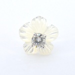 Witgouden oorbellen met 0.18 carat natuurlijke diamanten en parelmoer
