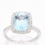 Witgouden entourage ring met een aquamarijn