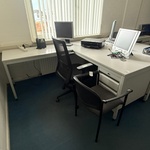 2x  Hoekbureau met 6x diverse stoel