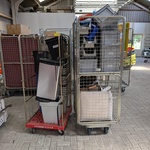 2x Rolcontainer met diverse bakken en medische apparatuur