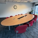 Ovale vergadertafel met ca. 12 stoelen, noot