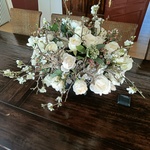 Zwarte vaas met witte zijden bloemen