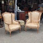 Set van twee klassieke armstoelen met een hoge rugleuning en bijzettaf
