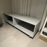 2x Display blok, grijs, verrijdbaar
