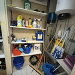 afvalbak en divers schoonmaakgerief