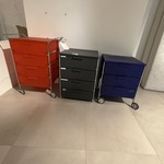 3x Ladenkast Kartell, Mobil, antraciet, rood en blauw, by Antonio Citt
