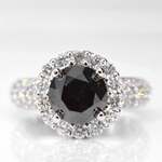 Witgouden entourage ring met grote natuurlijke diamanten en een zwarte