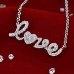 Witgouden ‘love’ collier met natuurlijke diamanten