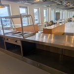 Balie met warmhoudbakken en vitrine