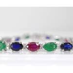 Witgouden tennisarmband met diamanten, saffier, robijn en smaragd