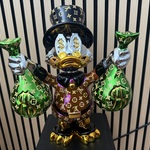 Dagobert Duck beeld, Lior24, Paars/Groen/Zwart/Goud