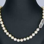 Parelsnoer met diamanten art deco sluiting