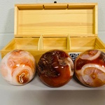 3x Carneool bollen in houten bak