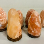 Ca. 26x Himalaya zoutlampen met houten voet, oranje