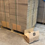 Ca. 300x Verzenddozen 35x27x14cm dubbelgolf, bruin