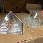 Ca. 20x Orgonietpiramide 75 mm met edelsteen en koper