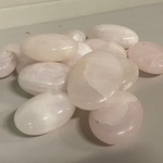 Ca. 16x Manganocalciet handsteen