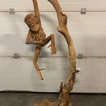 Groot decoratiestuk hangende aan teak hout