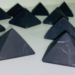 Ca. 12x Shungiet piramide ongepolijst