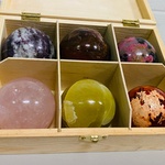 6x Edelsteenbollen in houten kist