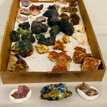 Doos met 43 stuks diverse mineralen