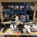 18x Fietsonderdelen en accessoires w.o. racefietszadels W.o. Prologo,