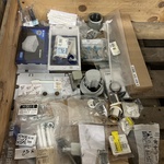 Partij installatiemateriaal en sanitiar, W.o. Geberit, Grohe