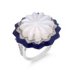 Ring met kristal en natuurlijk diamanten omringt door een blauwe rand