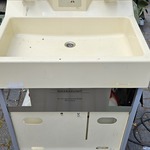 Mobiele wasbak unit in zagres kist, H + P  Labortechnik AG Munchen