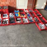 Ca. 33x Kunststof bakken met diverse handelsgoederen