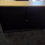 Archiefkast zwart met houten blad