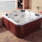 Outdoor Spa Vonato, Milaro, wit bad, mahonierode skirts