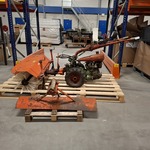 Werktuigdrager met veegborstel en sneeuwschuif, Agria