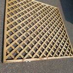 2x Trellisschermen met diagonale lamellen