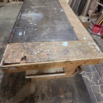 Houten werkbank met stalen blad