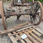 Houten antieke kar met wagenwielen