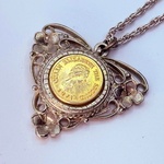 Pendant collier ”Queen Elisabeth Inspired” – N.F.S.