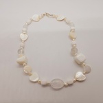 Collier witte jade, zoetwater parels, gepolijst parelmoer en kristalle