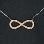 Witgouden collier met een rosegouden diamanten infinity hanger