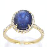 Gouden entourage ring met diamanten en saffier