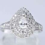 Witgouden druppelvormige entourage ring met diamanten