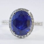 Witgouden entourage ring met diamanten en saffier